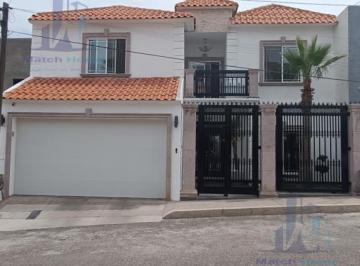 Casa · 318m² · 5 Recámaras · 2 Estacionamientos · Casa en Venta en Barrancas