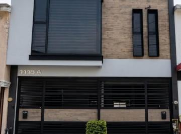 Casa · 140m² · 5 Recámaras · 2 Estacionamientos · Casa en Venta en Casco Urbano en San Pedro Garza Garcia