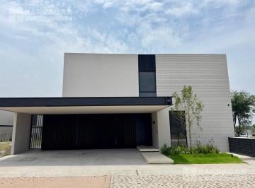 Casa · 345m² · 4 Recámaras · 3 Estacionamientos · Casa en Venta en Lomas del Campanario Norte, Condominio San Felipe