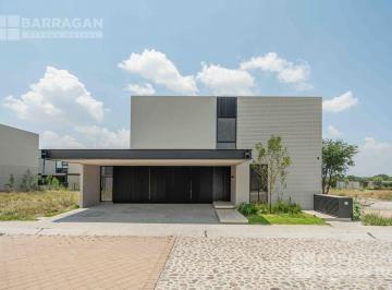 Casa · 345m² · 4 Recámaras · 3 Estacionamientos · Casa en Venta en Lomas del Campanario Norte, Condominio San Felipe