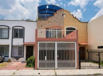 Casa de 4 habitaciones, Zapopan · ¡Oportunidad de Inversión en El Colli Urbano! Casa Tipo Dúplex con 2 Entradas in