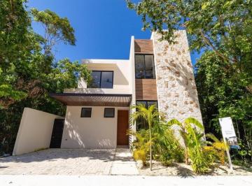 Casa · 223m² · 4 Recámaras · 2 Estacionamientos · Casa con Jardin en Residencial con Casa Club en Venta Playa del Carmen
