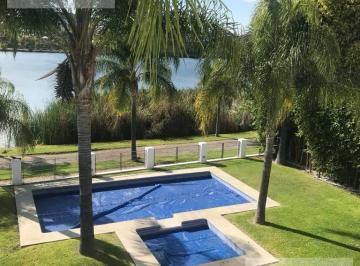 Casa · 530m² · 4 Recámaras · 3 Estacionamientos · Kl/ Renta Hermosa Residencia con Vista Al Lago De. Juriquilla. 4 Recámaras.