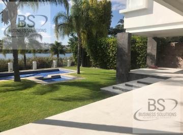 Casa · 530m² · 4 Recámaras · 3 Estacionamientos · Kl/ Renta Hermosa Residencia con Vista Al Lago De. Juriquilla. 4 Recámaras.