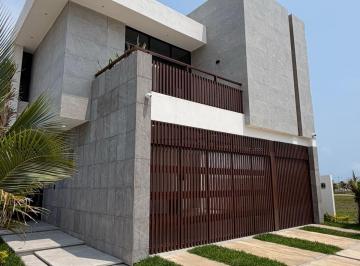 Casa · 470m² · 4 Recámaras · 2 Estacionamientos · Casa - La Riviera Veracruzana