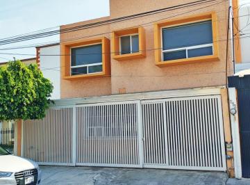 Casa · 220m² · 4 Recámaras · 2 Estacionamientos · Casa en Venta en Quintas del Marqués, Qro.