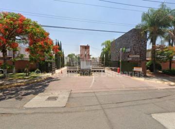 Casa de 4 habitaciones, San Pedro Tlaquepaque · Casa en Venta en Col. Arroyo Seco en San Pedro Tlaquepaque