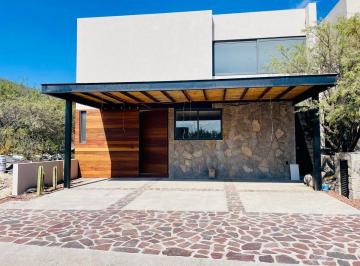 42855db18c3c147989d8557bd1a620942234ce3a2e57c1b2f4edc48cbe50acb0 · Casa en Venta en Altozano Querétaro