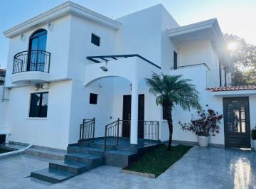 Casa de 4 habitaciones, Zapopan · Casa en Venta en Bugambilias 2da Sección