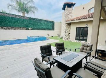Casa · 660m² · 4 Recámaras · 4 Estacionamientos · Residencia en Venta Y/o Renta con Alberca Nogalar del Campestre