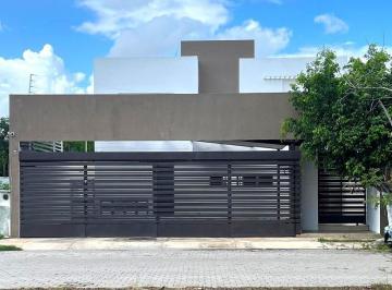 Casa · 442m² · 3 Recámaras · 3 Estacionamientos · Venta de Residencia Exclusiva en Zona de Altabrisa Casa Equipada