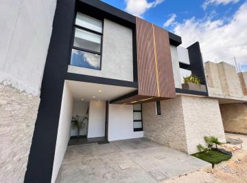 Casa · 241m² · 3 Recámaras · 2 Estacionamientos · Exclisiva Casa en Venta Zona Country Club Precio Especial