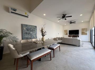 Casa · 241m² · 3 Recámaras · 2 Estacionamientos · Exclisiva Casa en Venta Zona Country Club Precio Especial