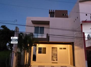 Casa · 174m² · 3 Recámaras · 2 Estacionamientos · Casa en Venta Col. Loma Alta a Unos Pasos de Blvrd. Loma Real Informes