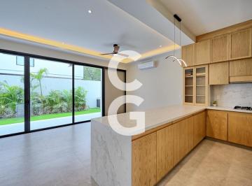 Casa · 291m² · 4 Recámaras · 3 Estacionamientos · Casa en Venta y Renta en Cancun en Residencial Vía Cumbres con Alberca
