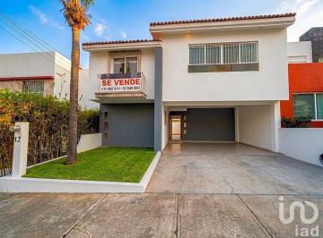 Casa · 303m² · 5 Recámaras · 2 Estacionamientos · Casa en Venta en Fraccionamiento Bosques de Santa Anita