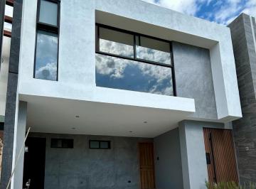 Casa · 296m² · 3 Recámaras · 3 Estacionamientos · Casa - Fraccionamiento Lomas de Angelópolis