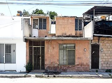 Casa de 3 habitaciones, Torreón · Casa en Dos Niveles de 105 m de Terreno con Tres Recamaras en Fracc. Villa Jacarandas