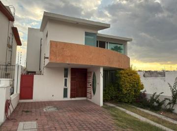 Casa · 450m² · 3 Recámaras · 3 Estacionamientos · Casa en Renta en Fraccionamiento Cumbres del Lago