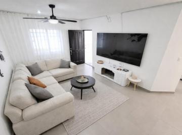 Casa · 143m² · 3 Recámaras · 2 Estacionamientos · Casa en Venta de Tres Habitaciones en Col. Pedregal Playa del Carmen