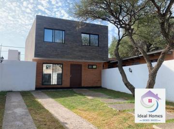 Casa · 121m² · 3 Recámaras · 2 Estacionamientos · Casa en Venta, 3 Recamaras, Tequisquiapan Centro