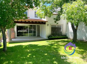 Casa · 224m² · 4 Recámaras · 2 Estacionamientos · Casa en Venta, con Amplio Jardin en Tequisquiapan