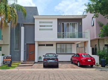 Casa de 3 habitaciones, Zapopan · Bonita Casa de Renta Estilo Contemporáneo en Fracc. Jardín Real