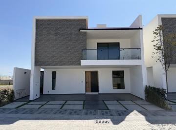 Casa en condominio · 325m² · 4 Recámaras · 3 Estacionamientos · Casa en Venta, Vitalia Metepec