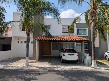 Casa en condominio de 3 habitaciones, Querétaro · Casa en Renta en Centro Sur, Querétaro, 3 Rec con Baño, Family, Estudio, Terraza, Alberca, 3 Autos.