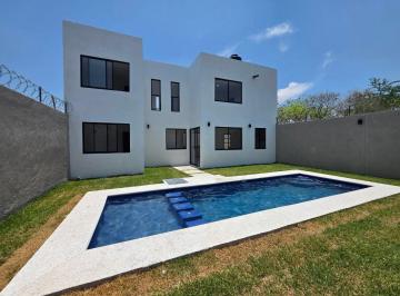 Casa de 4 habitaciones, Xochitepec · Casa en Venta Nueva Sola con Alberca en Chiconcuac Xochitepec Morelos