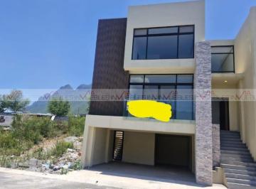 Casa · 298m² · 3 Recámaras · 3 Estacionamientos · Casa en Venta en La Montaña