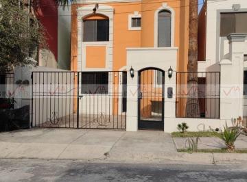 Casa · 130m² · 3 Recámaras · 1 Estacionamiento · Casa en Venta en Cima de Las Cumbres