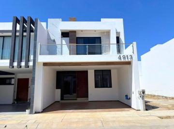 Casa · 194m² · 4 Recámaras · 2 Estacionamientos · Casa en Fraccionamiento Real del Valle