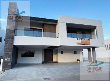 Casa · 750m² · 5 Recámaras · 4 Estacionamientos · Casa en Venta en Campo de Golf