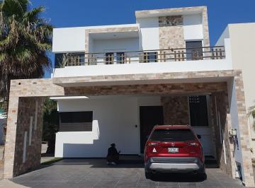 Casa · 310m² · 4 Recámaras · 3 Estacionamientos · Casa en Venta en Marina Kelly
