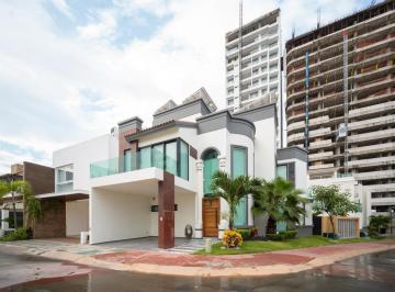 Casa · 217m² · 4 Recámaras · 2 Estacionamientos · Casa en Fraccionamiento Sábalo Cerritos