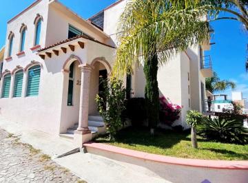 Casa · 235m² · 3 Recámaras · 2 Estacionamientos · Casa en Venta, Amueblada con Vista Panorámica Tequisquiapan Centro
