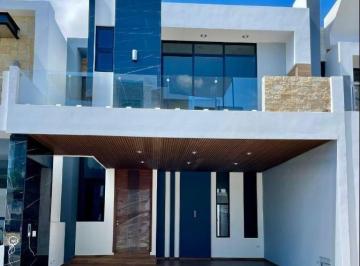 Casa · 197m² · 4 Recámaras · 2 Estacionamientos · Casa en Venta en Versalles