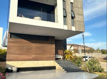 Casa · 278m² · 3 Recámaras · 3 Estacionamientos · Casa en Venta en Residencia Soles