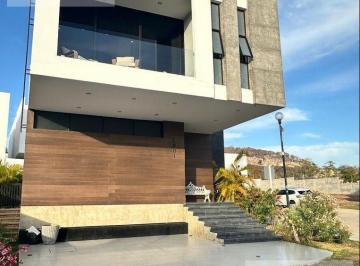 Casa · 278m² · 3 Recámaras · 3 Estacionamientos · Casa en Venta en Residencia Soles