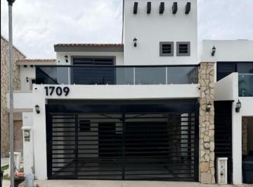 Casa · 180m² · 3 Recámaras · 1 Estacionamiento · Casa en Azul Marino