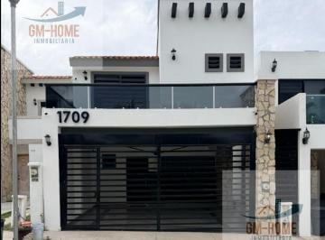 Casa · 180m² · 3 Recámaras · 1 Estacionamiento · Casa en Azul Marino