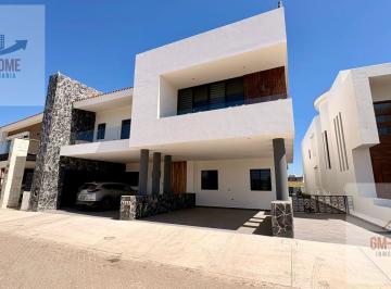 Casa · 723m² · 5 Recámaras · 3 Estacionamientos · Casa en Venta en Campo de Golf