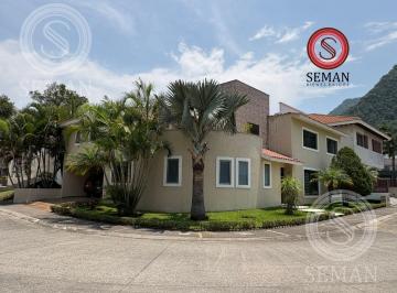 Casa · 353m² · 3 Recámaras · 2 Estacionamientos · Venta Casa en Esquina Residencial Lago del Angel - Orizaba, Ver