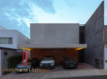 Casa · 400m² · 4 Recámaras · 4 Estacionamientos · Casa en Venta en Fraccionamiento Pedregal de Querétaro
