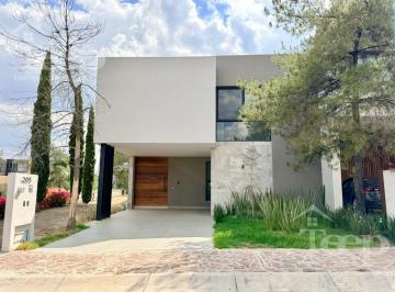 Casa · 395m² · 4 Recámaras · 4 Estacionamientos · Casa en Venta en La Campiña