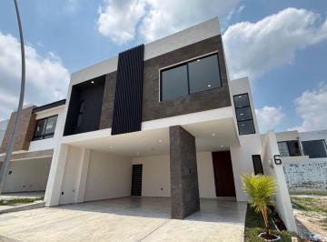 Casa · 242m² · 2 Estacionamientos · Casa - Fraccionamiento Lomas del Dorado