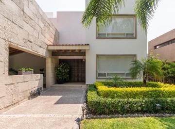 Casa · 647m² · 4 Recámaras · 4 Estacionamientos · Casa en Venta en Club Balvanera Frente Al Campo de Golf