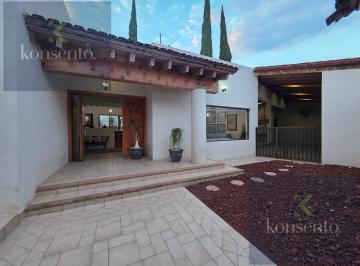 Casa · 655m² · 4 Recámaras · 6 Estacionamientos · Casa en Fraccionamiento San Francisco Juriquilla