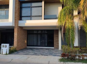 Casa · 355m² · 5 Recámaras · 4 Estacionamientos · Casa en Venta en Altabrisa
